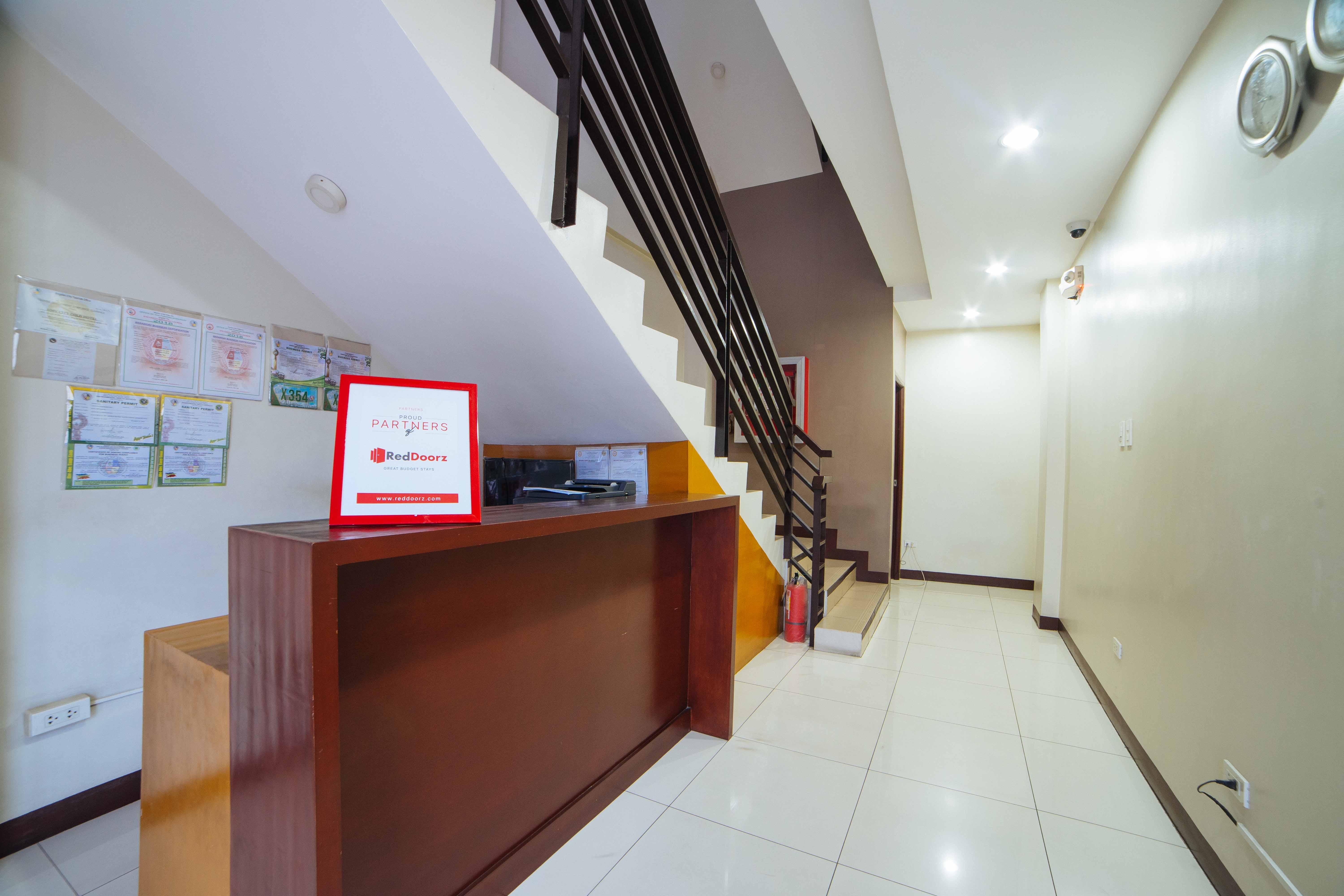 Reddoorz Near Angeles University Foundation Экстерьер фото